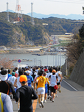 毘沙門湾への下り坂