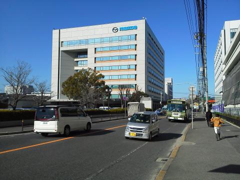 今さらではあるのですが・・・　空城山公園に向かう途中には，マツダ本社前を通ります．本社全体だと全長６ｋｍくらいありますが，その中でもこの建物がニュースの画面とかでよく出てきます．