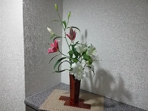 今の玄関のお花は，先日の白百合を残して新たに紫の百合を加えて伸びやかに･･･