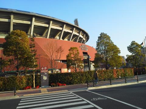 こちら側が，スタジアムの正面になります．試合の日は，大変な混雑になりますが，今は静かです．