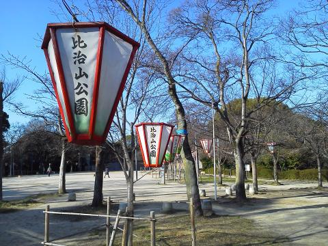 先日はカメラを持っていなかったので写せなかった，比治山公園の雪洞です．この広場ももうすぐ賑わうことでしょう．