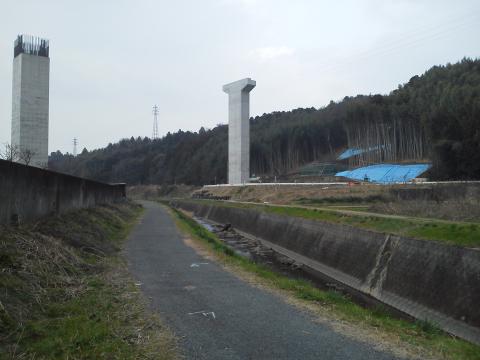 横を流れるのが坪井川です．上空を横切るようにバイパスの工事が進んでいます．