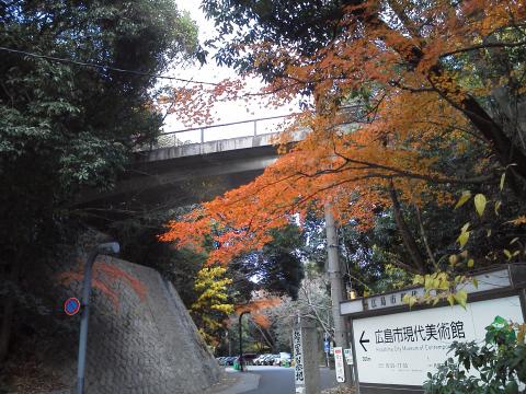 上の橋と下の道路はつながっていて，１周する間に両方を通ります．