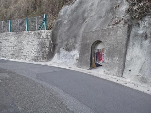 黄金山登山道路沿いにある「鬼さんのおうち」です．うちの子どもたちはみな保育園育ちですが，節分の時，保母さんが扮した鬼を怖がりました．その鬼さんは黄金山に住んでいるということで，ここがそのおうち，と言ったのをずいぶん長い間信じていました．