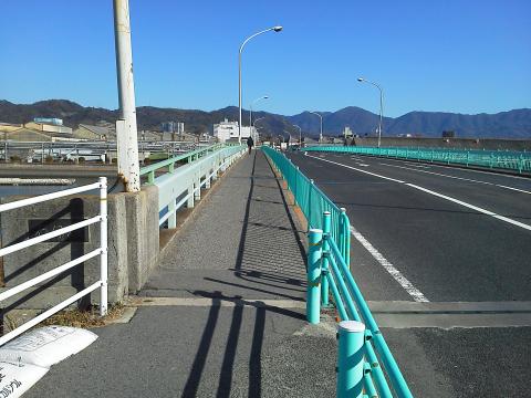 空城山公園に向かうには，まずこの仁保橋を渡ります．そしてここは，何十年か歩いて会社に通った道でもあります．あと何回ここを渡るのでしょうか・・・