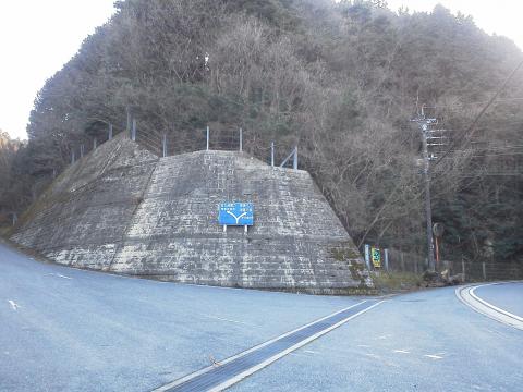 泊った翌朝のウォーキング，今度は義弟と二人でここまで行って引き返しました．この先へ行くと背振山です．