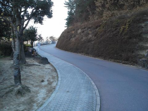 空城山公園へ上がって行く道路です．曲がっているので全体を示しにくいのですが，結構勾配も距離もあります．メンバーの中のツワモノのみなさんは，ここを上がったり降りたりで強化を図ります．私はもっぱらPFCへの道筋ですが・・・