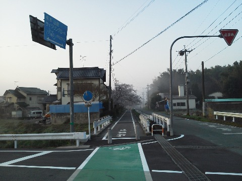 そこでこの熊本山鹿サイクリングロードとやらを見つけました．直線的に伸びる30数キロの専用道路です．バイクに乗られる方，いかがでしょうか？　気持ち良さそうですよ．