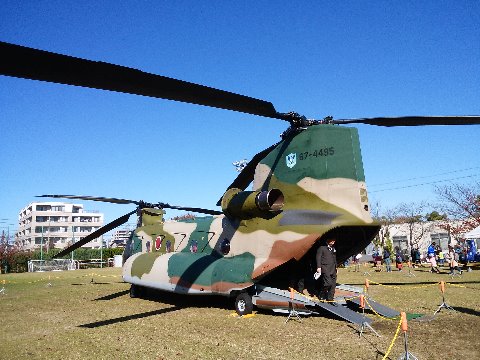 これはツインローターの輸送ヘリコプターCH-47Jの地上展示で、中に入れるんですよ。