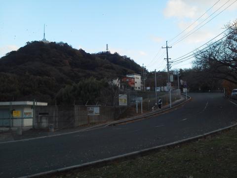 もう登山道の途中まで来ています．ふたこぶの高いほうが頂上です．