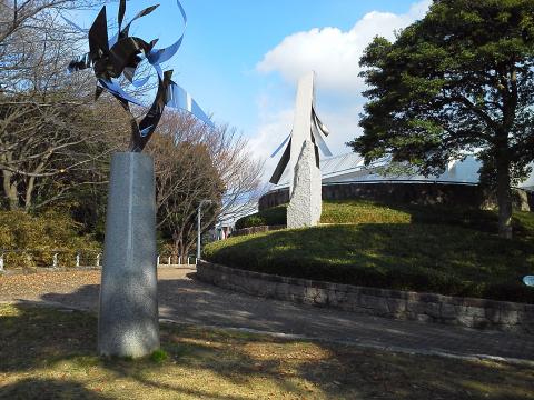 比治山公園の現代美術館の屋外展示作品の一部です．