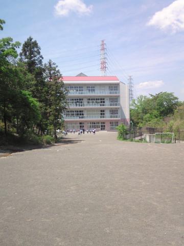 小学校の校庭から校舎を望む