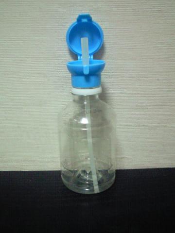 給水ボトルは100円ショップで幼児用のキャップを利用