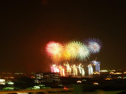 昨夜の桑名市水郷花火大会・・自宅マンション（娘の友人宅玄関前）より
