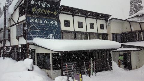 昼食はいつもおの名木山ゲレンデの白い小屋！
ビールをたらふく飲みました！