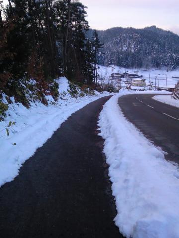 ラン開始　歩道の雪はないがところどころ凍結