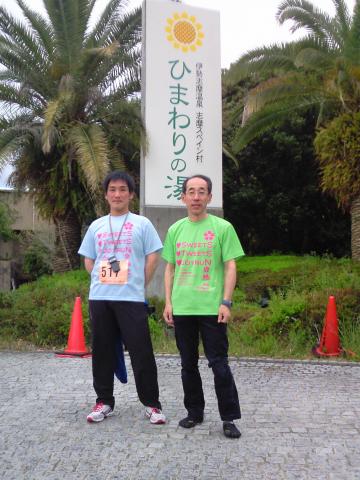 大人の事情でMOYKC３１９さんと裸足ランTシャツ着用でパチリ