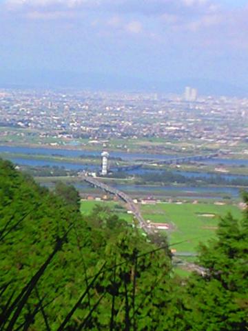 多度より木曽三川公園を望む・・・遠くの右側は名古屋駅の高層ビル