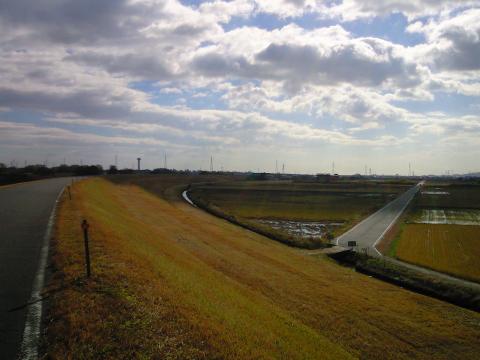 走ってきた後方。遠くに木曽三川公園のタワーが見える
