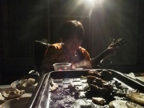 ギター持参で美声を披露のtakanoちゃん。