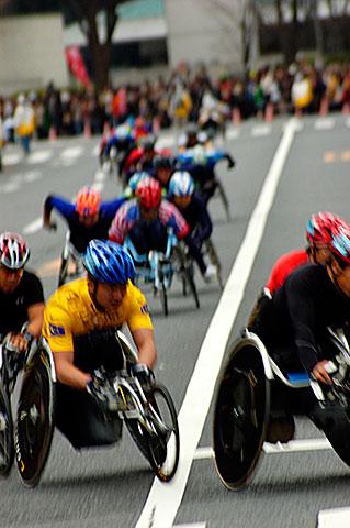 車椅子レースで幕が上がる。