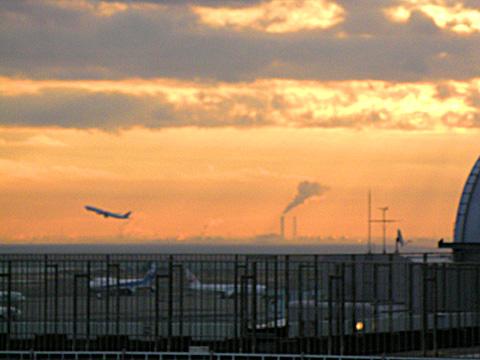 これは第1ターミナルの展望デッキから東側を臨んだ光景です。初日の出を拝むなら、第2ターミナルか、国際線ターミナルの方が良いようです。夕日や富士山を見たいときには第1ターミナルが良いでしょう。