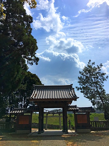 賀来神社、境内から山門を望む。