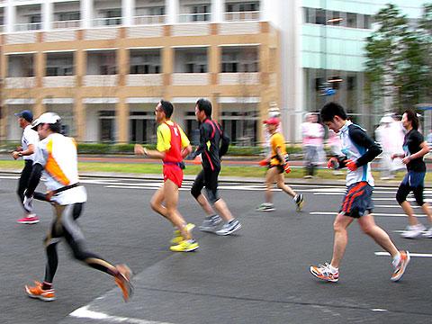 37km附近。あと5km。南東の突風の吹き荒れる中、前へ、前へ。