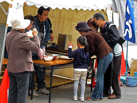 なんと応援にもエイドが！
東日本橋二丁目町会の皆様が、「無料蕎麦処」を臨時開店。無料でかけそばを振舞っていました。しかも、七味はやげん掘。おいしく頂きました。ごちそうさまでした。