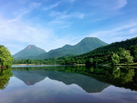 志高湖に映る由布岳(左)と鶴見岳(右)