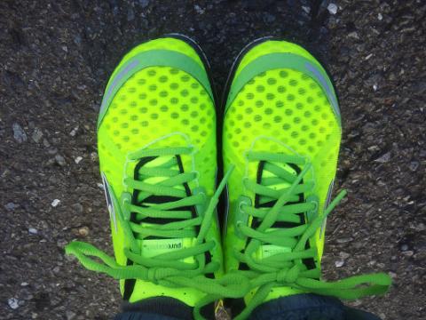 Brooks　PureConnectの型落ちモデル。
こんな派手なの初めてです。夜も目立っていいかも！？
