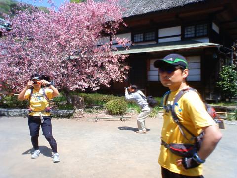 やっぱりお決まりのポーズですね。
ミッキーさんに激写されてますよ。
