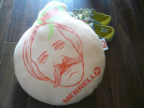 「今、MERRELLの商品をお買い上げ頂いた方にクッションを差し上げてます」ということで頂いたクッション。・・・要りません。その後、友人に会う予定だったのでウケ狙いで頂いてしまいました。
どなたか引き取ってくださいませんか？