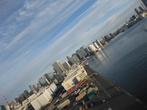『奇跡のツーショット!?』
東京湾をはさんで見つめあう東京タワー（左下隅）とスカイツリー（右上隅）――レインボーブリッジ北側遊歩道芝浦出口付近より