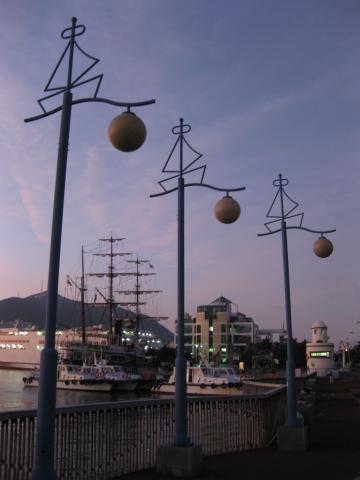 釜山港2：　街灯のモチーフも帆船の形。もう少し先のフェリー乗り場の街灯はフェリー形。つくり手のこだわりを感じます。