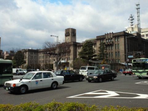 宿泊先の目の前の京都市役所｡ とてもレトロな感じがしたので撮影してみました｡ 調べてみたら築80年ぐらいらしいです｡