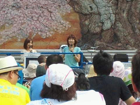 19日のトークショーの様子｡
ステージ上では皆さん(ランナーの方々)との距離が遠いと言って柵の手前まで椅子を持って近づいてくきてくれたQちゃん｡ 流石カリスマです｡