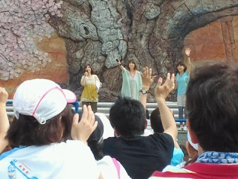 19日のLIVEの様子。
このあとhitomiさんのライブ「LOVE2000」など計6曲ぐらいを熱唱｡
(LIVE中は撮影禁止とのことなので写真はここまで)