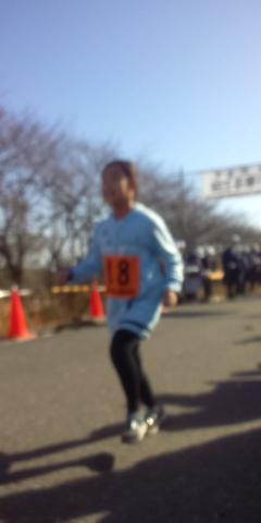 娘は低学年の部2kmに出走
運動系はまったく駄目で、最後尾からのスタート