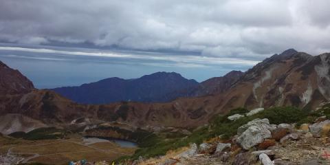 室堂のみくりが池、左に地獄谷
右奥は剣岳(2999m)