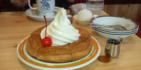 ジャーン！
モーニングの後は、「シロノワール」590円也
温めた16cmのデニッシュにソフトクリームてんこ盛り！
お好みでメープルシロップをかけて頂きます。
六切りにしてあるので、3人で分けてちょうどいいです。
推定900kcal