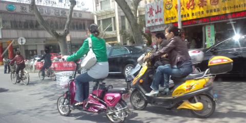 人民服に新聞配達みたいな自転車、というのは殆ど見なかったなあ
これ、全部電動自転車でっせ
