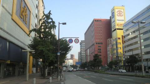 早朝の天神
渡辺通から中心街を望む