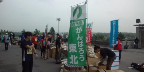 外ではこんな即席市場も