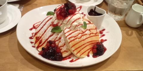 悪魔のパンケーキ
ふわふわのパンケーキに生クリームとベリーソース
最後にホットチョコレートをたっぷりかけていただきます
通常は3枚ですが、男塾は5枚！
隣の席のカップルが目の玉ひんむいて驚いてましたが、
甘すぎず、ペロリといっちゃいました！