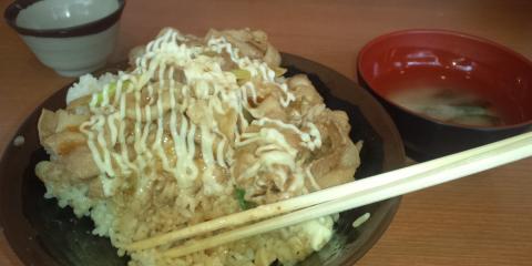三分の一食べて満腹
ここで、マヨネーズと醤油をかけて味を変える