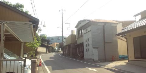 緩やかな旧中山道の上りカーブに山車の倉庫
高崎山車まつりは享保年間に始まった祭りで、山車の数は国内最多なのだとか