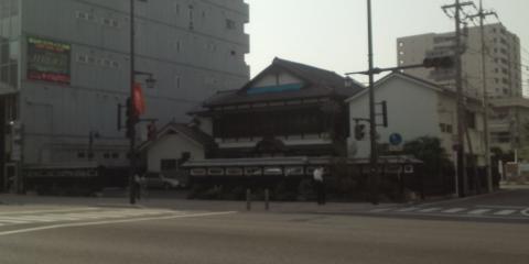 泊まったホテルのまん前、駅前のメイン通りのビルの陰、趣のある木造家屋が。

豊田屋旅館本店
国の有形文化財
明治17年、高崎駅開業に伴い創業した旅館で、入母屋作りの建屋は昭和初期のもの