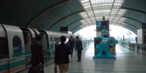 上海浦東空港まではリニアモーターカー
50元也