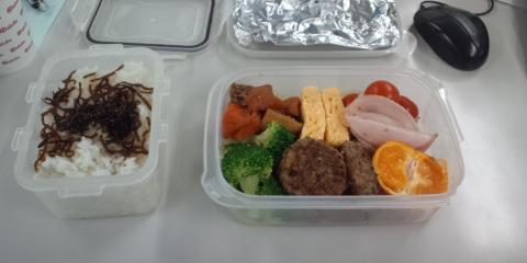 火曜日のカミサン弁当
日本橋界隈の店が臨時休業していたらパパが可哀想だから・・・


なんていうお涙ストーリーとは全く無縁で、
子供達の給食が計画停電で中止になったので、その残り物